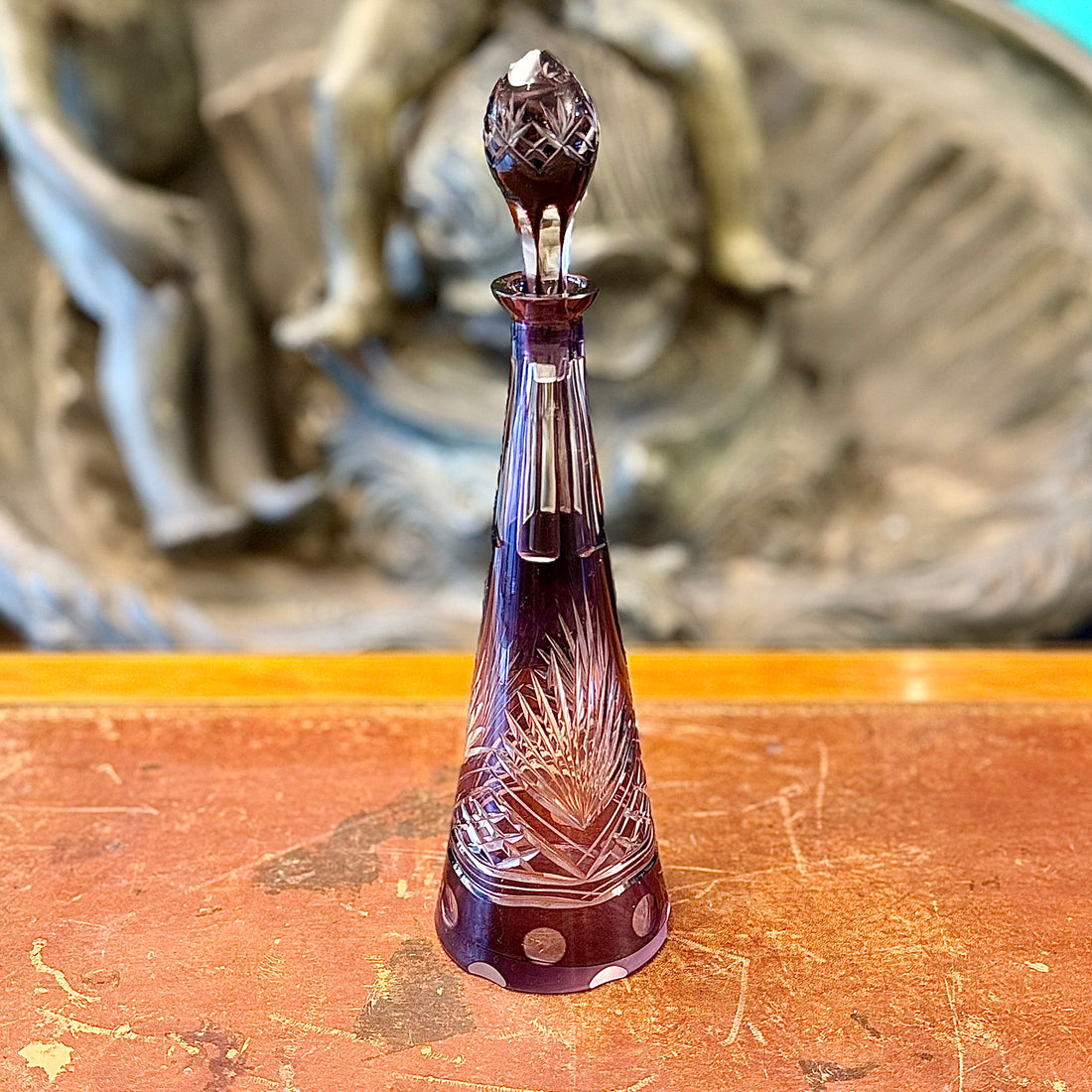 Botella de cristal cortado color purpura. Checeslovakia SXX