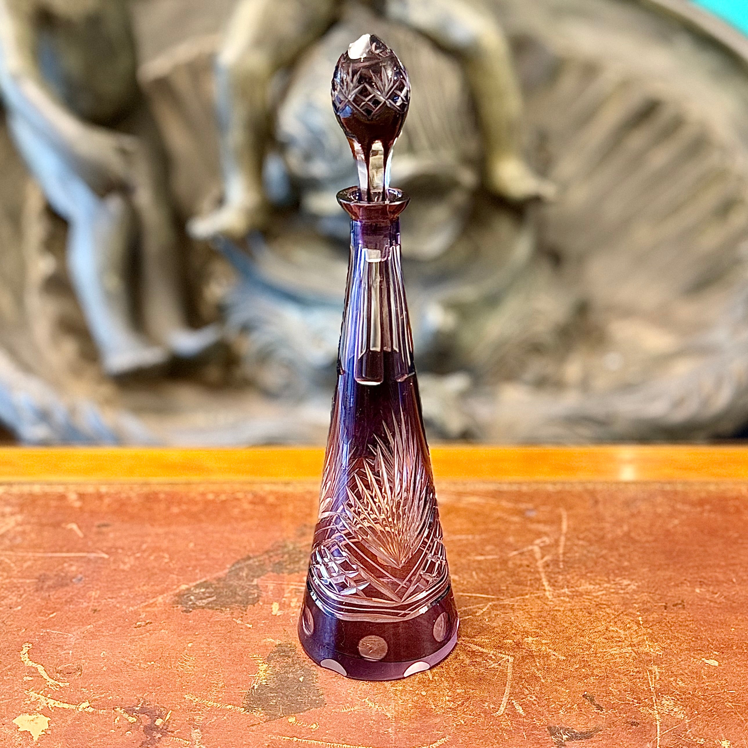 Botella de cristal cortado color purpura. Checeslovakia SXX