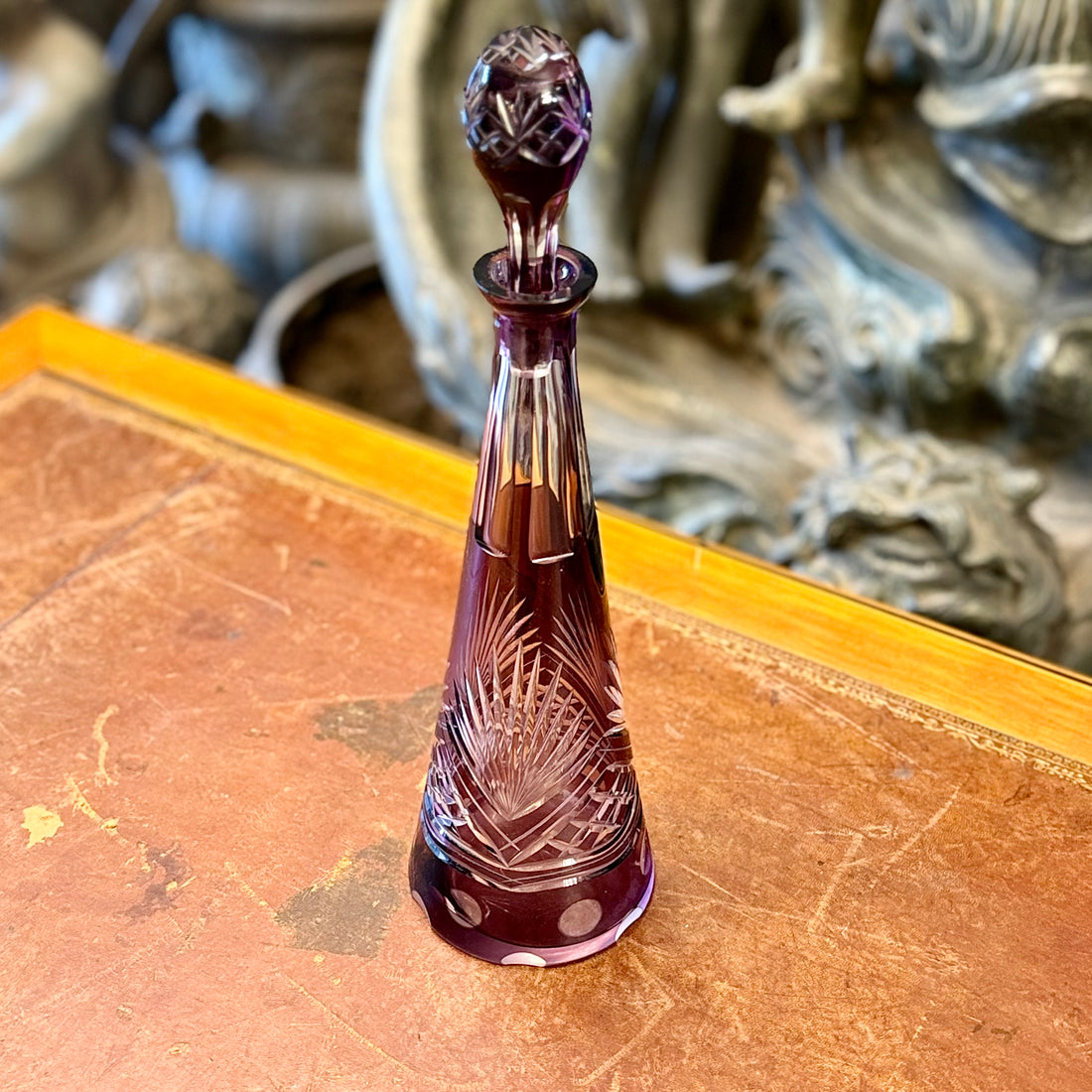 Botella de cristal cortado color purpura. Checeslovakia SXX