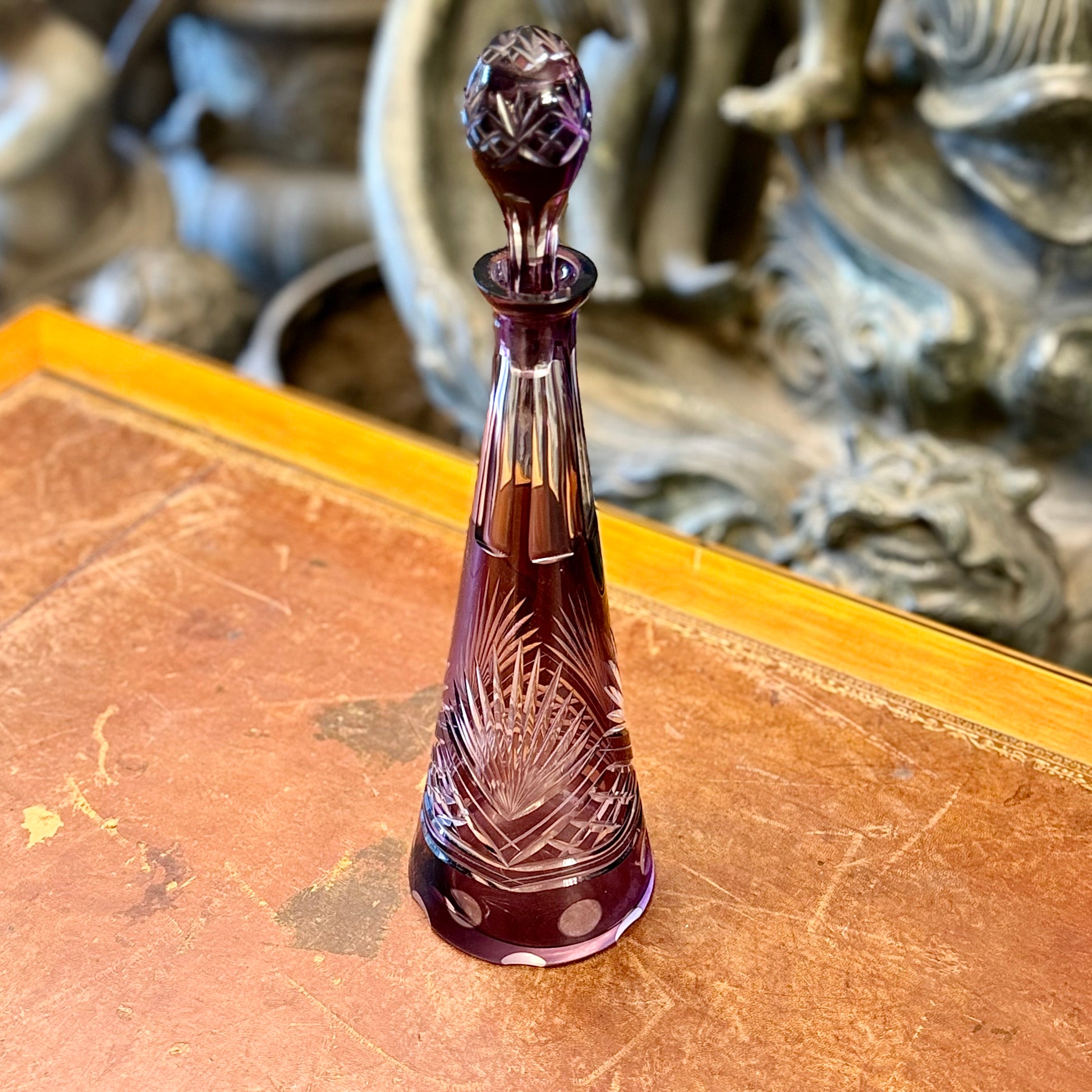 Botella de cristal cortado color purpura. Checeslovakia SXX