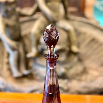 Botella de cristal cortado color purpura. Checeslovakia SXX