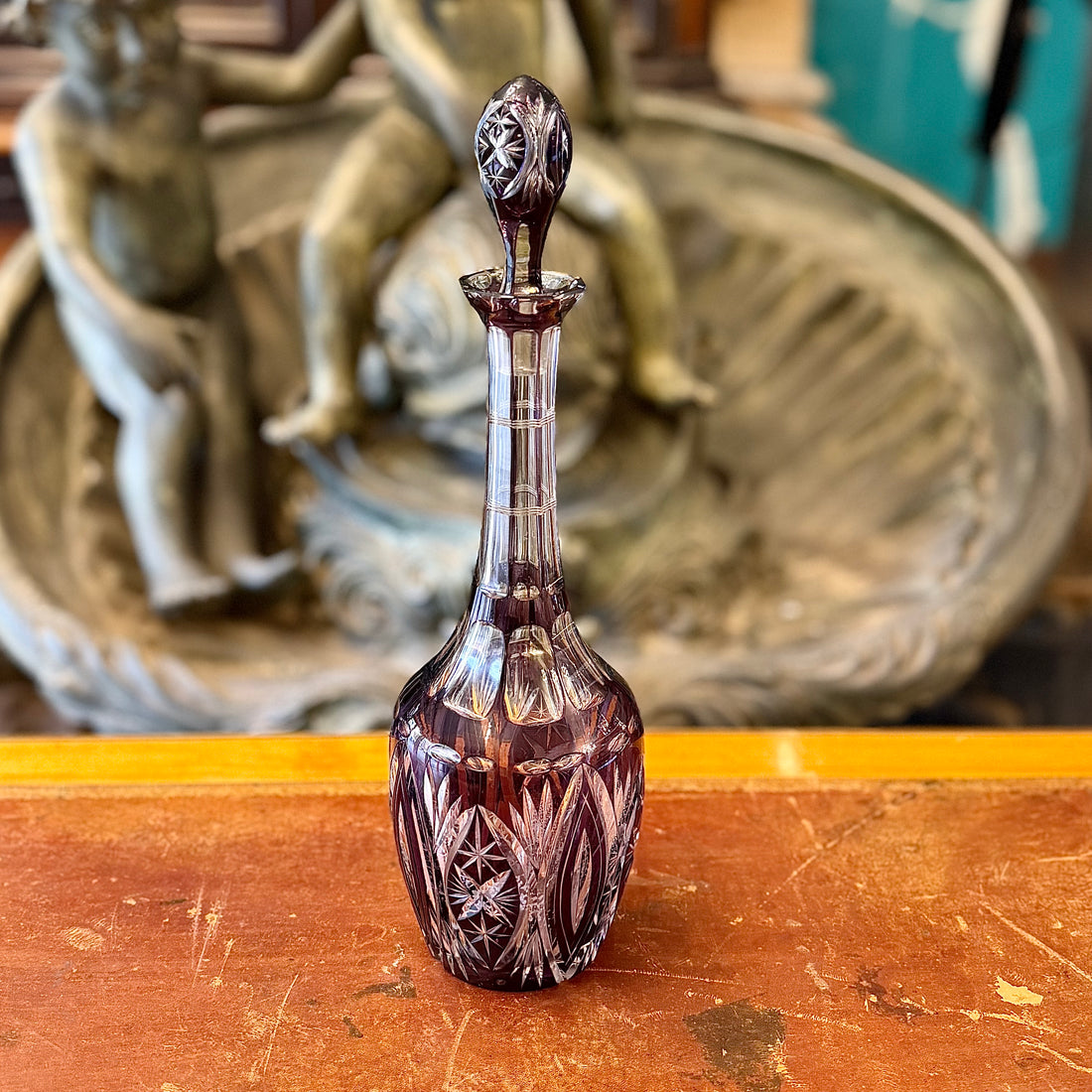 Botella de cristal cortado color purpura. Checoeslovaquia SXX