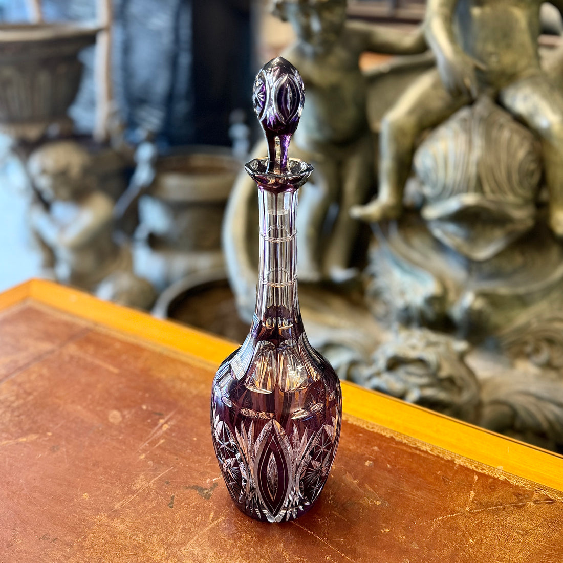 Botella de cristal cortado color purpura. Checoeslovaquia SXX