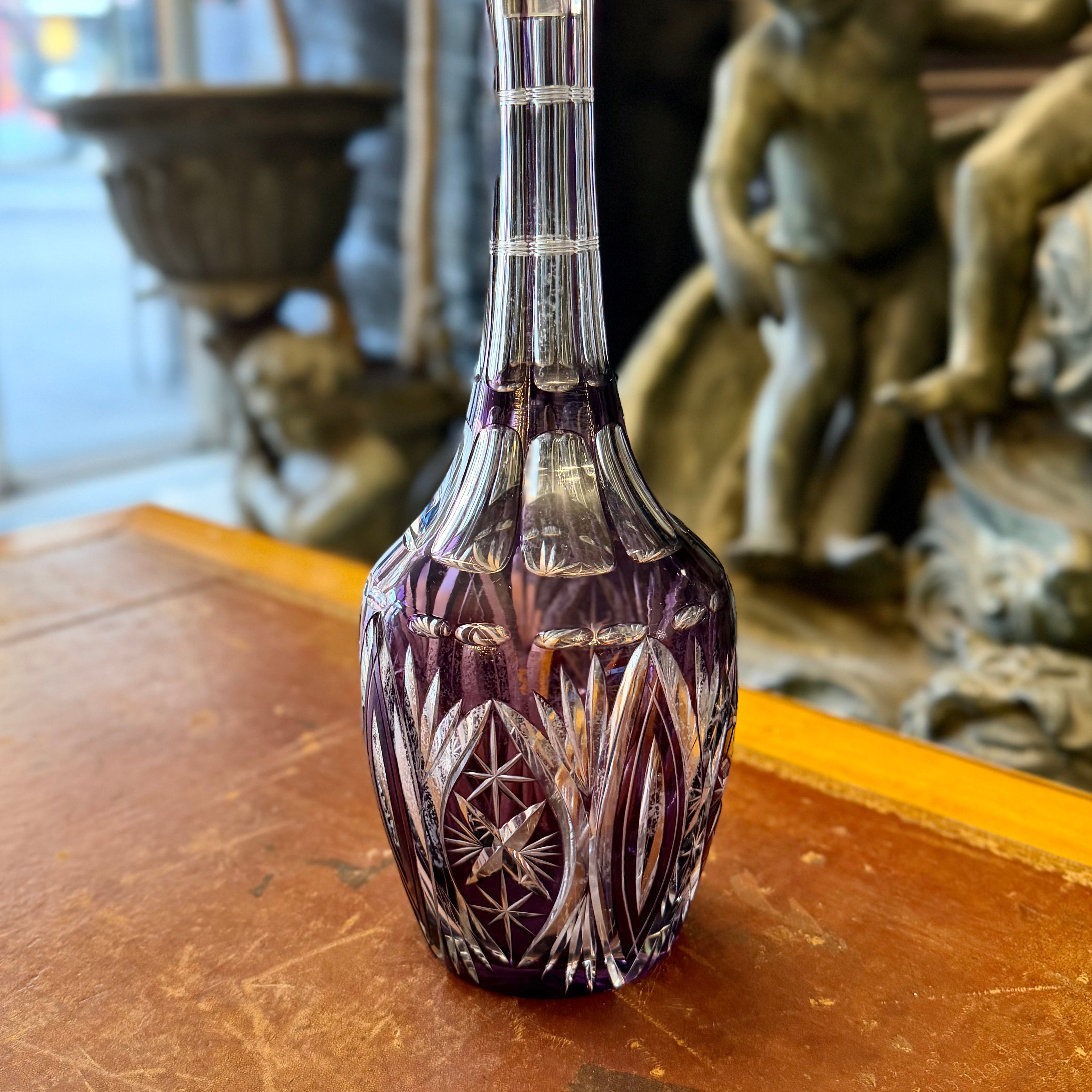 Botella de cristal cortado color purpura. Checoeslovaquia SXX