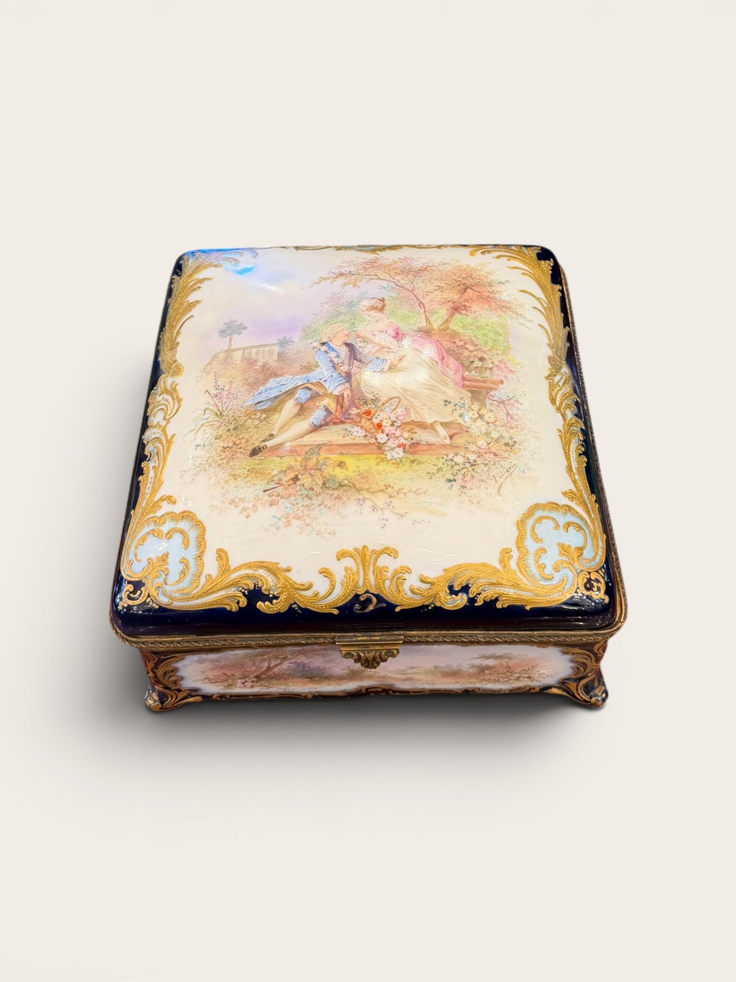 Caja de porcelana de Sèvres con tullerías y marcas de la época. Francia Belle Époque