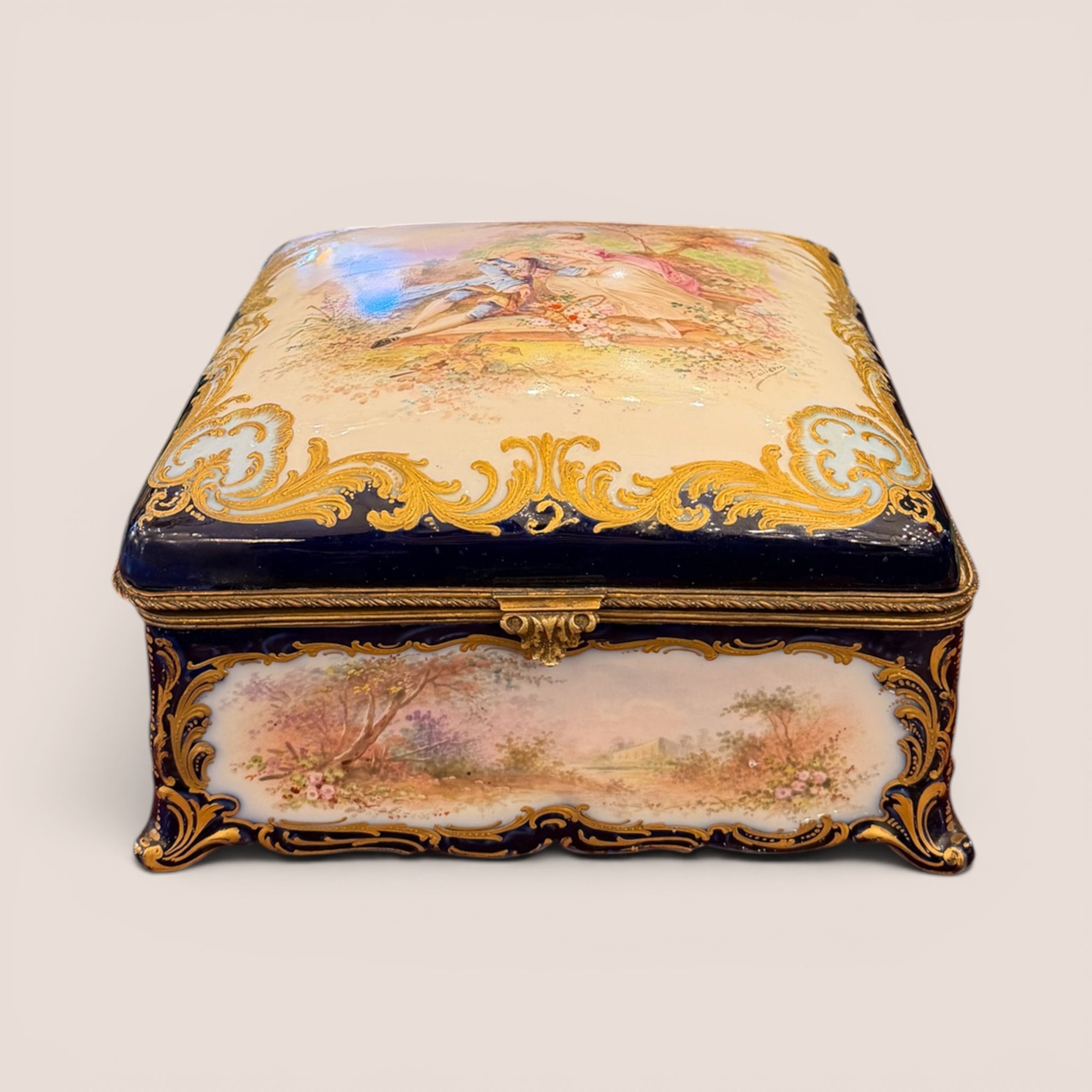 Caja de porcelana de Sèvres con tullerías y marcas de la época. Francia Belle Époque