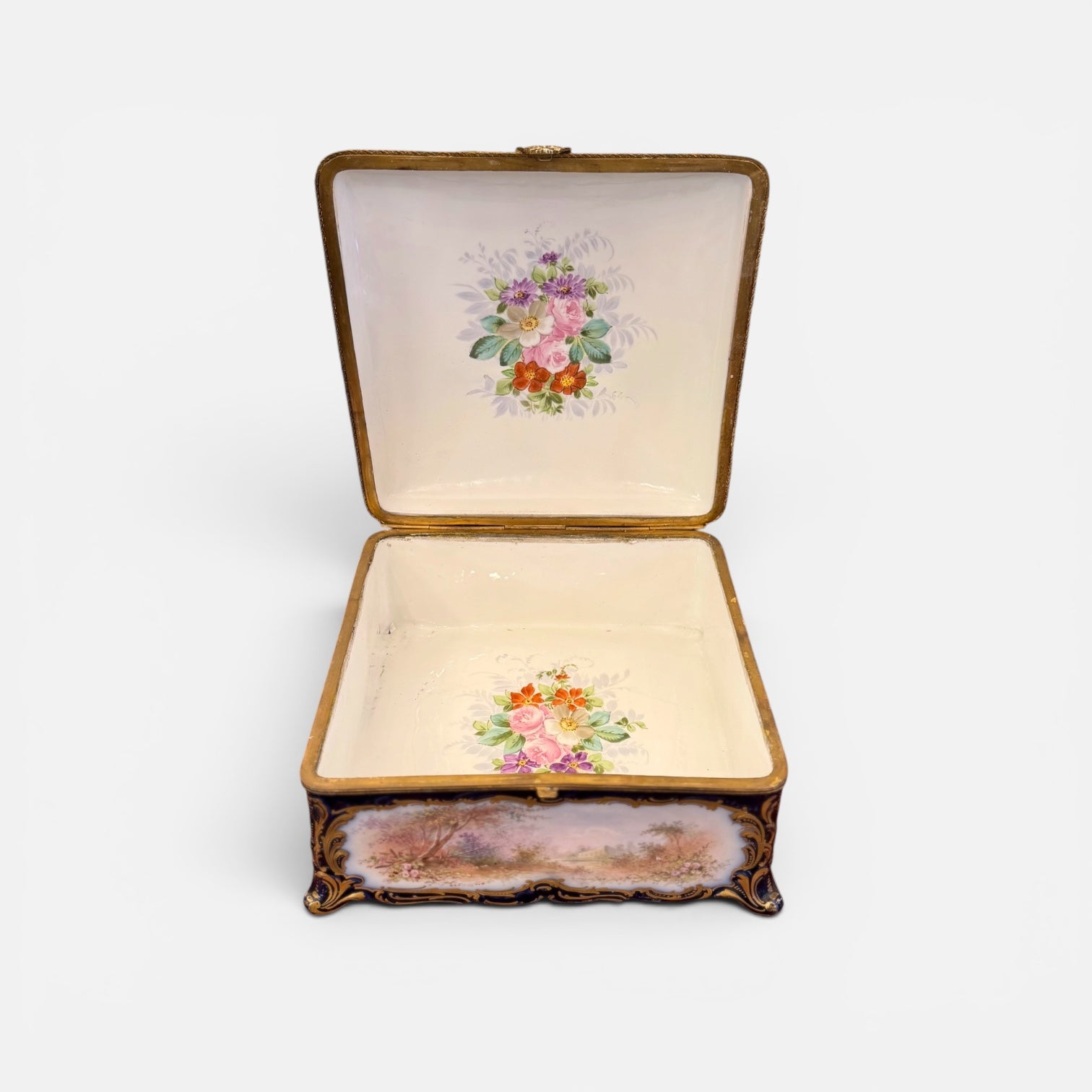 Caja de porcelana de Sèvres con tullerías y marcas de la época. Francia Belle Époque