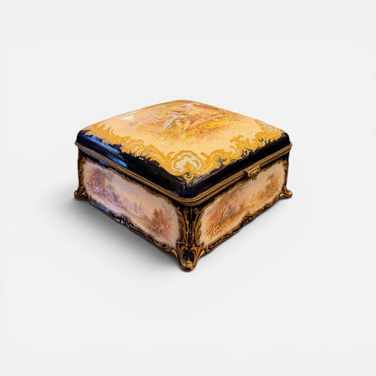 Caja de porcelana de Sèvres con tullerías y marcas de la época. Francia Belle Époque