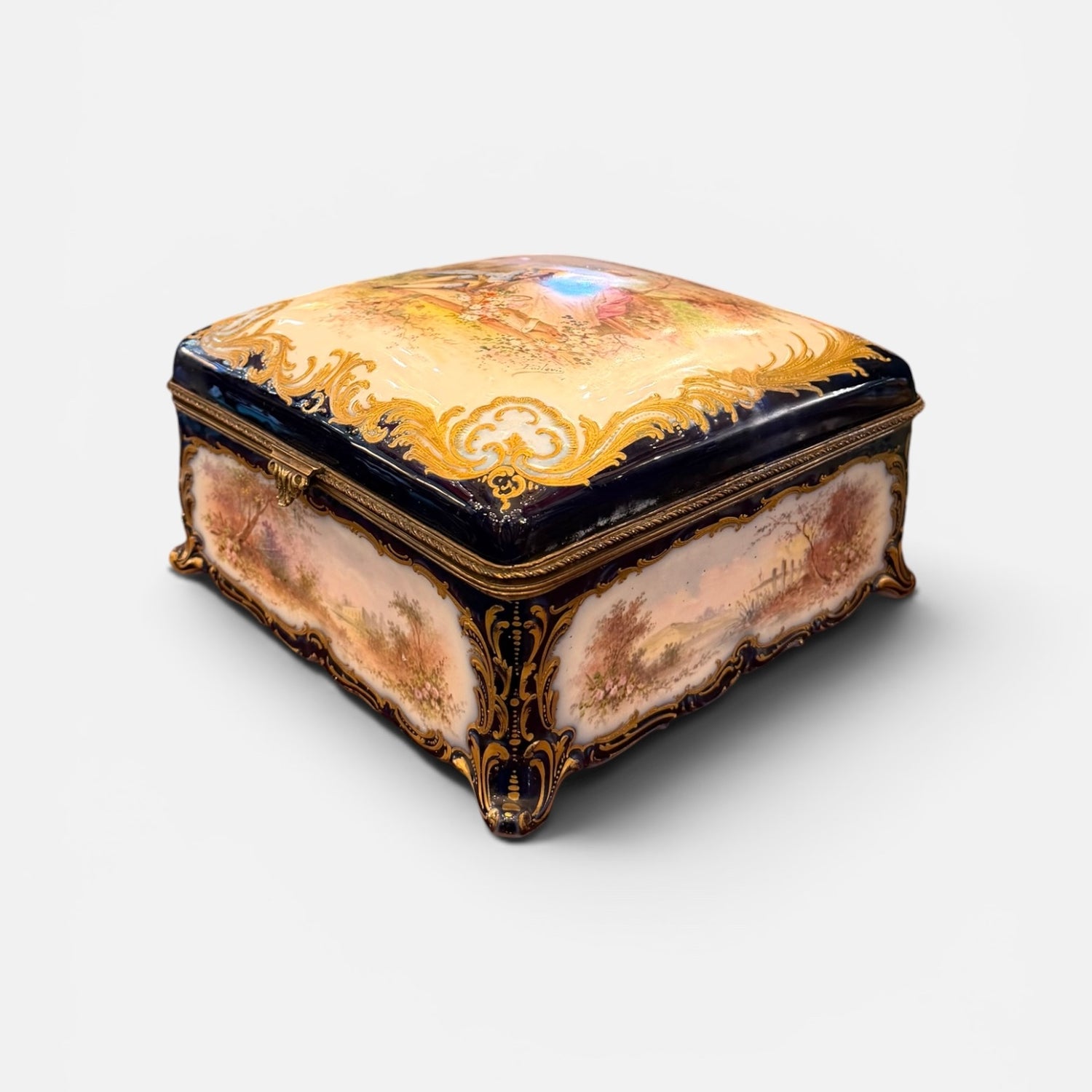 Caja de porcelana de Sèvres con tullerías y marcas de la época. Francia Belle Époque