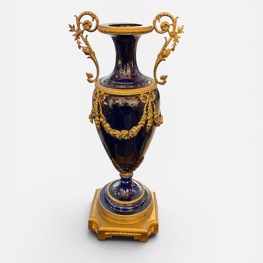 Jarron frances de porcelana azul cobaltoy bronce dorado. Francia SXIX