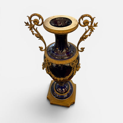 Jarron frances de porcelana azul cobaltoy bronce dorado. Francia SXIX