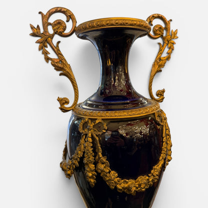 Jarron frances de porcelana azul cobaltoy bronce dorado. Francia SXIX