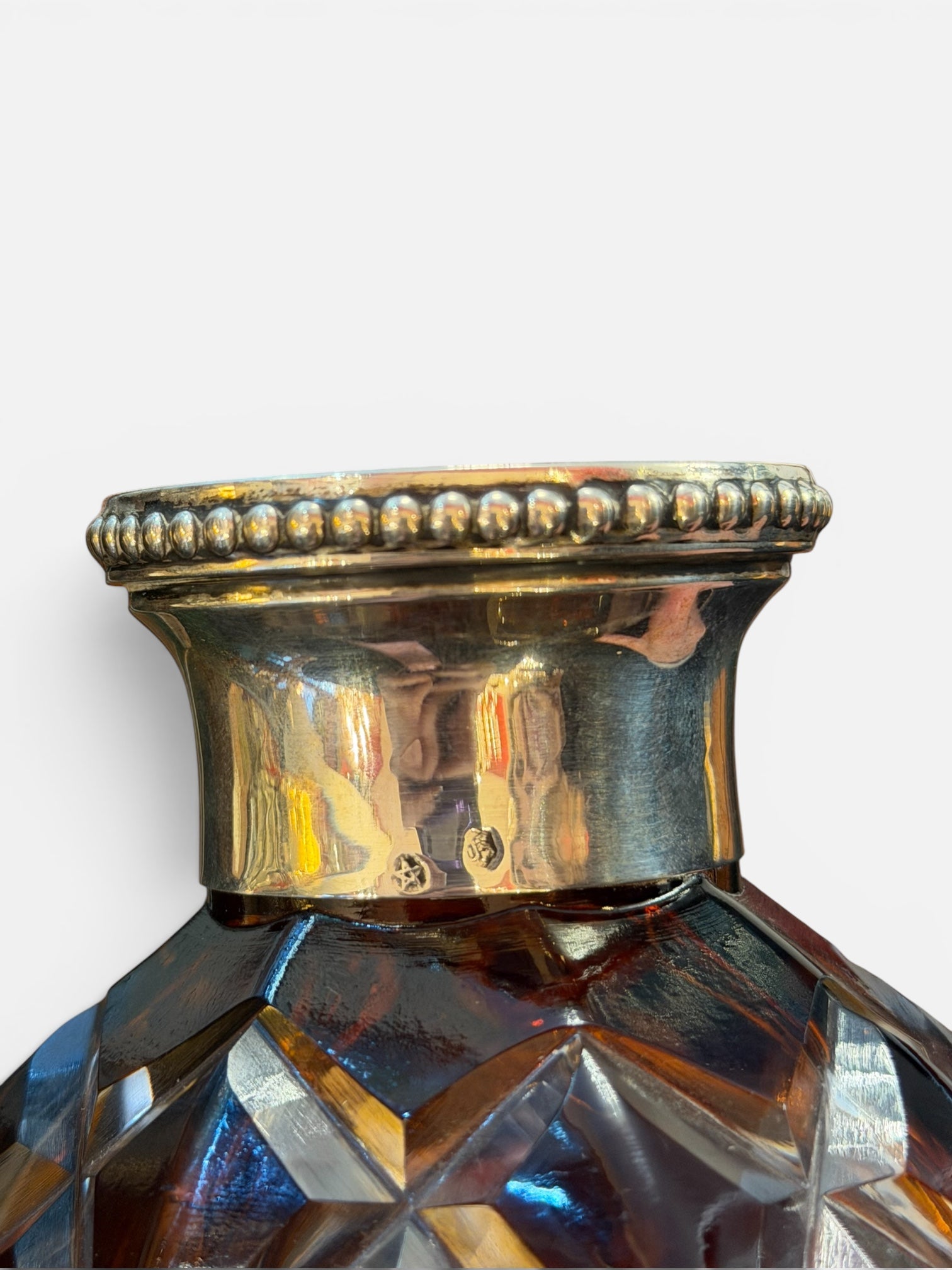 Espectacular par de decantadores de cristal españoles ámbar con montura de plata. España SXX