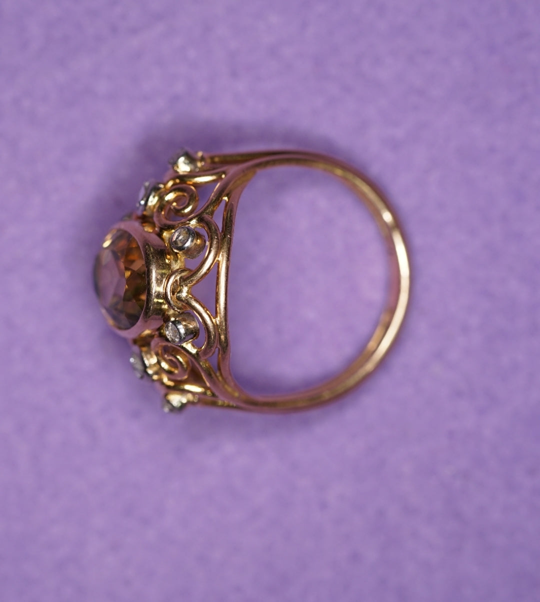 Anillo en oro amarillo con una citrina. Año 1890