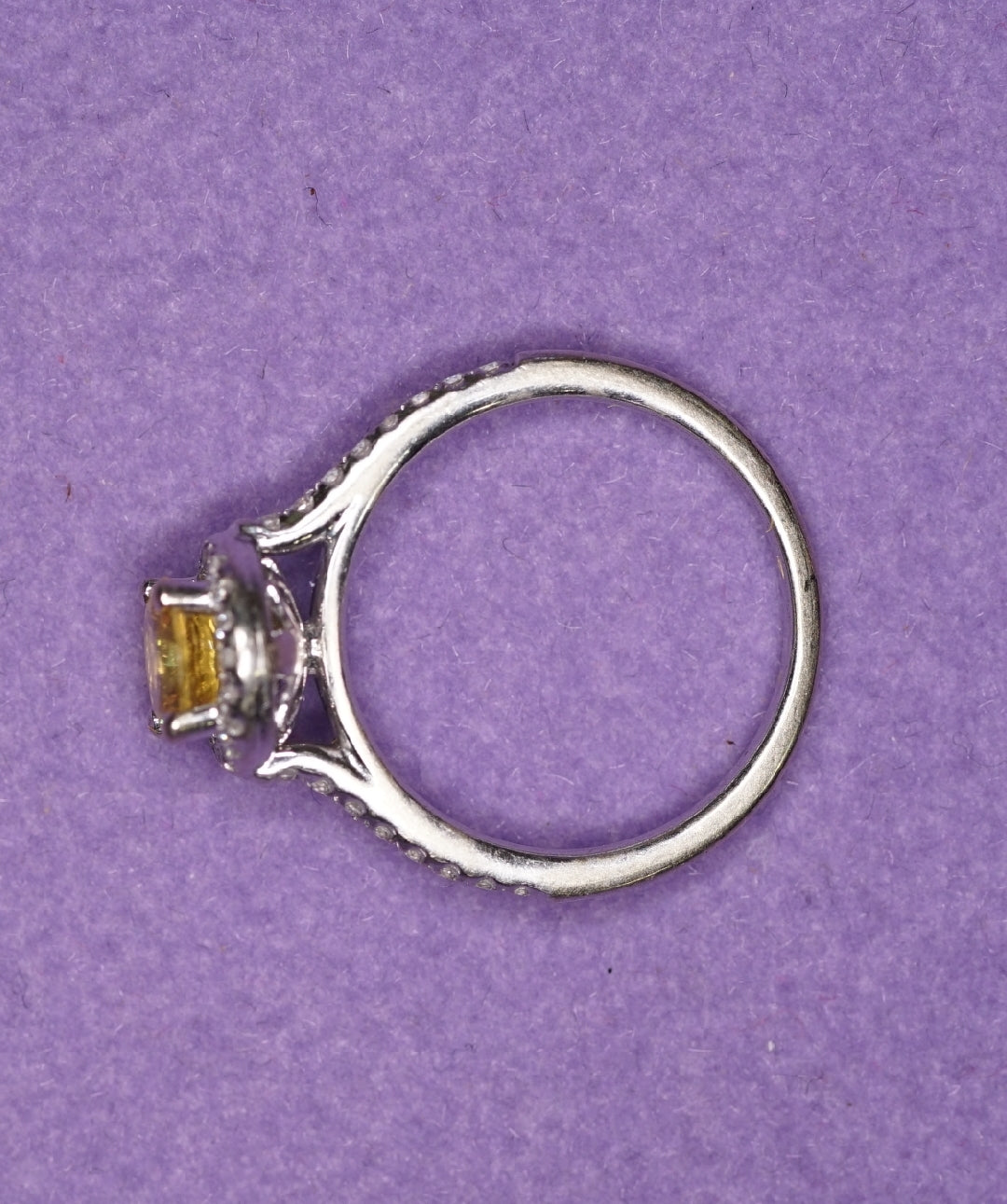 Anillo en oro gris con un zafiro amarillo. Año 1838-1990