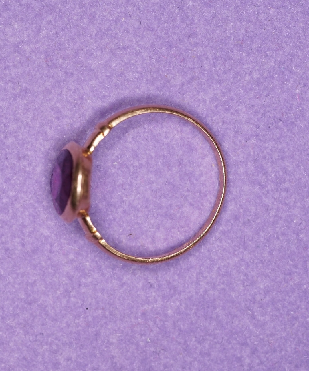 Anillo en oro con granate purpura. Año 1920