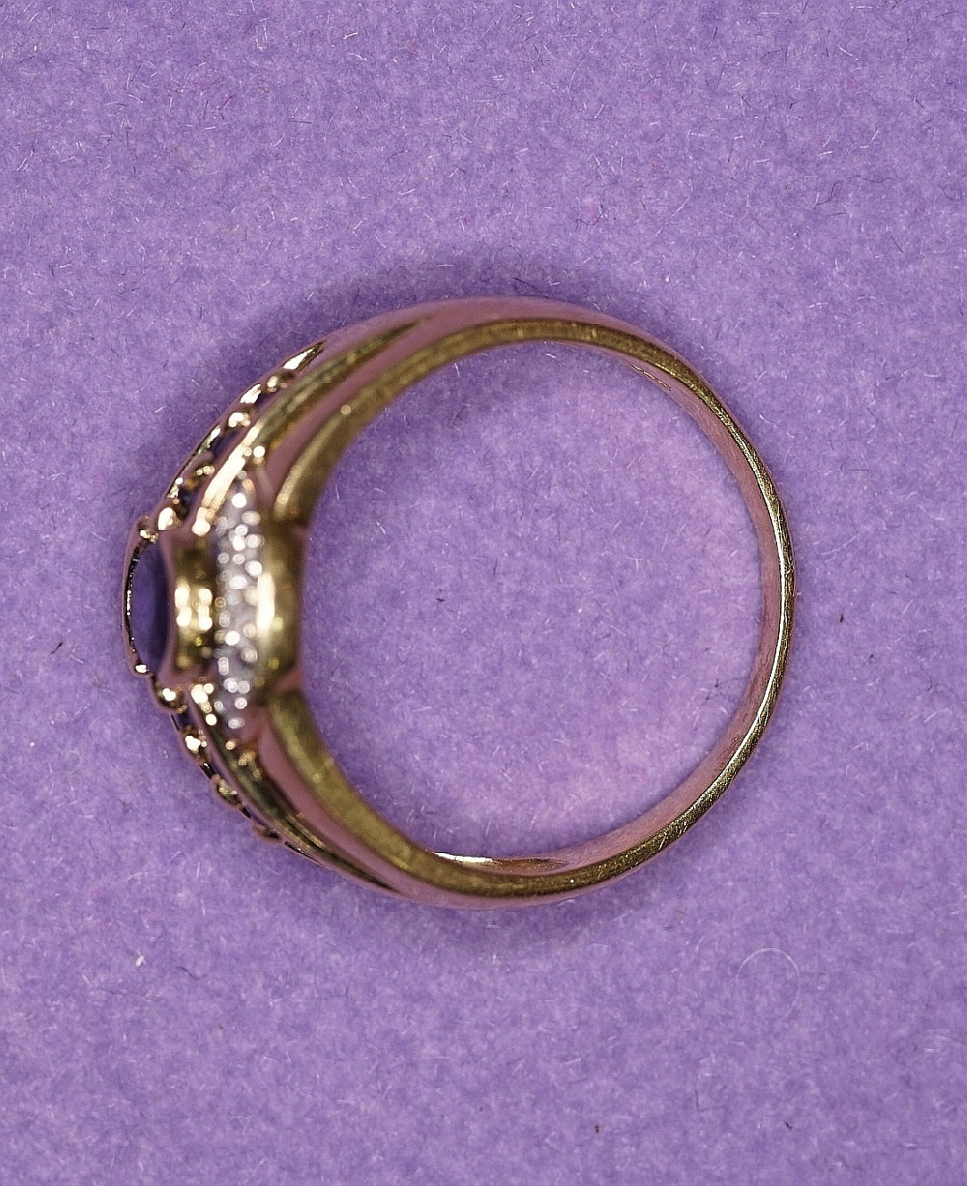 Anillo en oro amarillo con un safiro. Año 1900