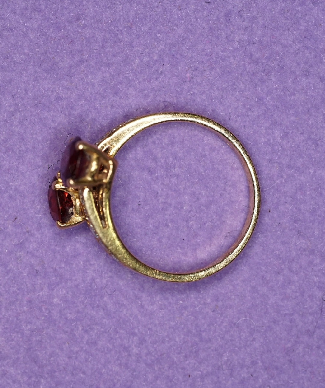 Anillo en oro amarilo con granates. Año 1890