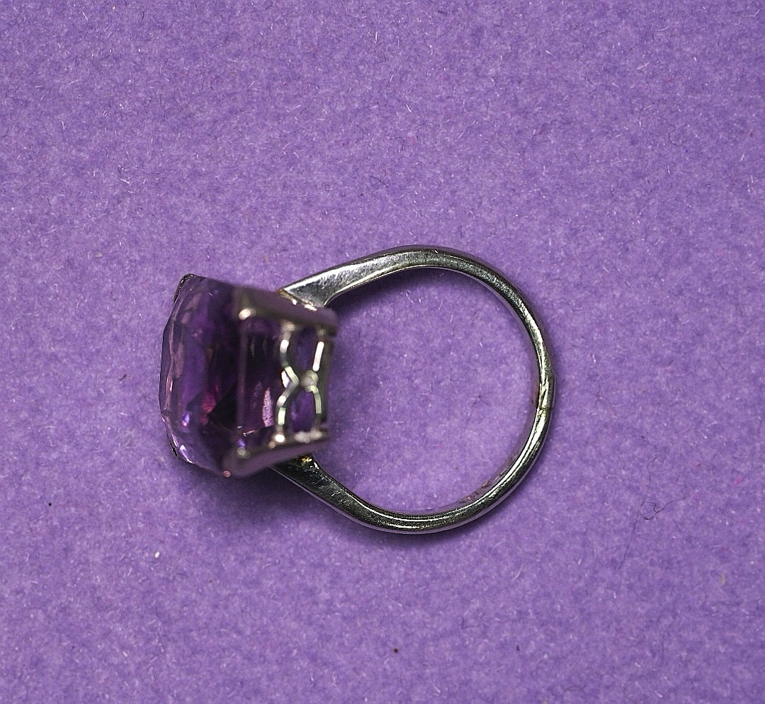 Anillo en oro gris con una amatista. Año 1920