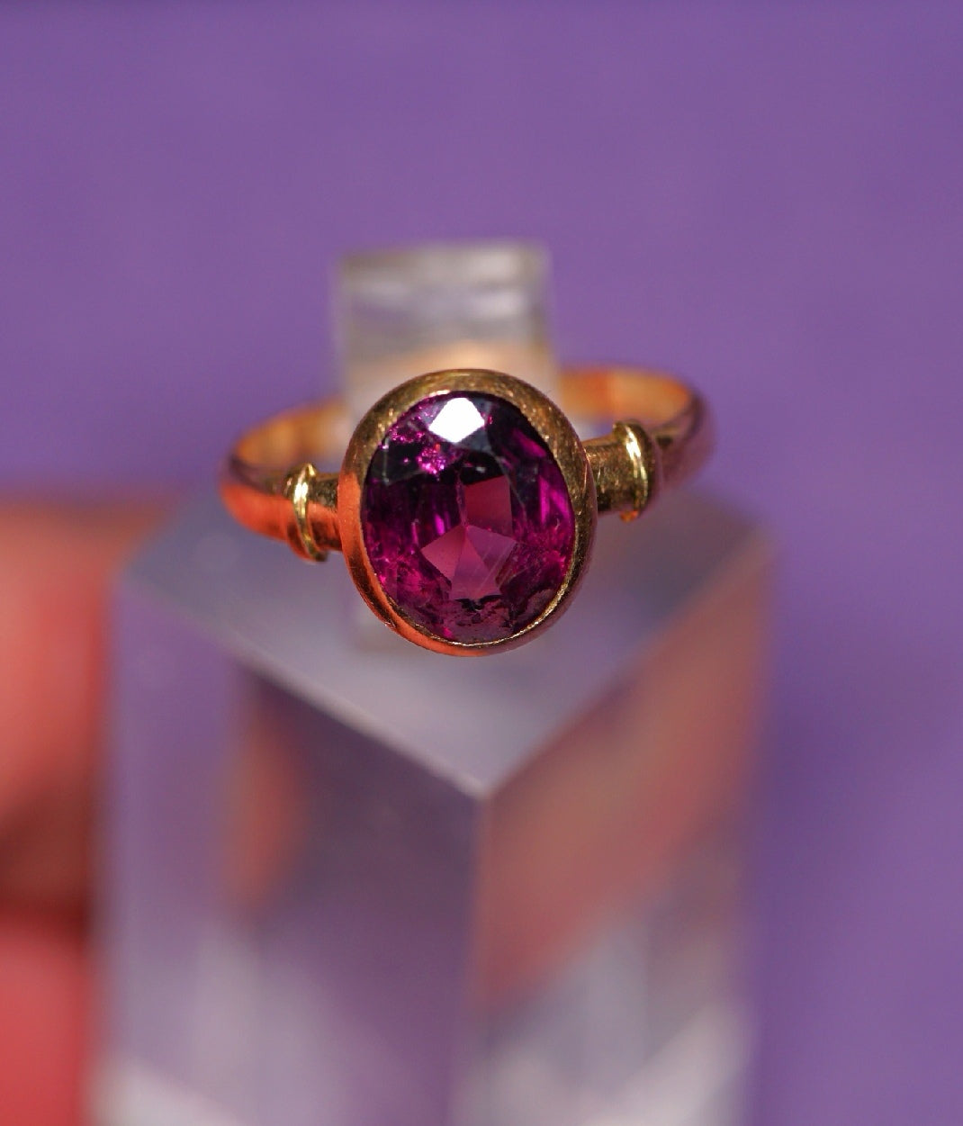 Anillo en oro con granate purpura. Año 1920