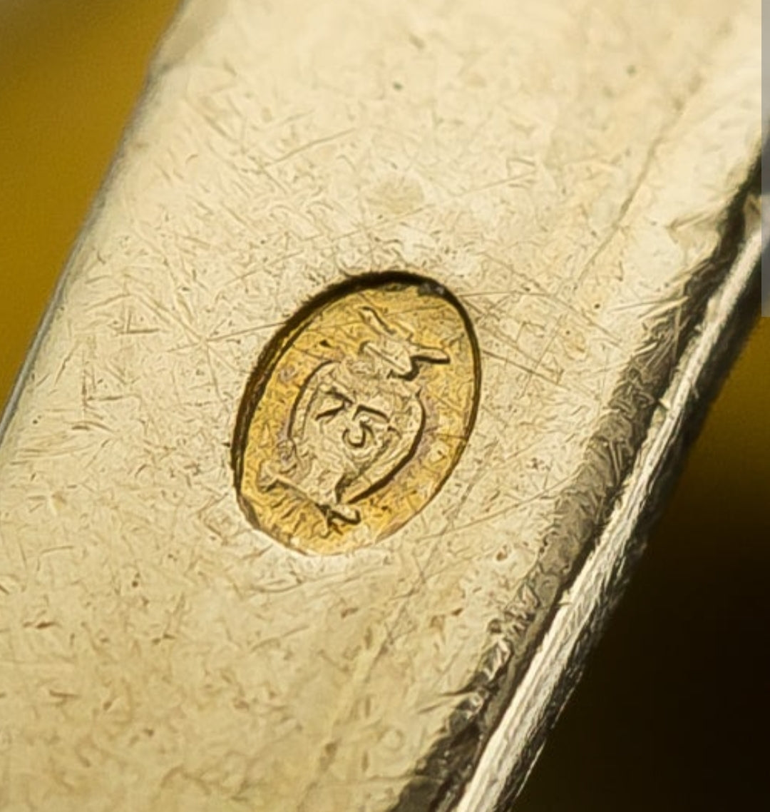 Anillo en oro gris con un zafiro amarillo. Año 1838-1990