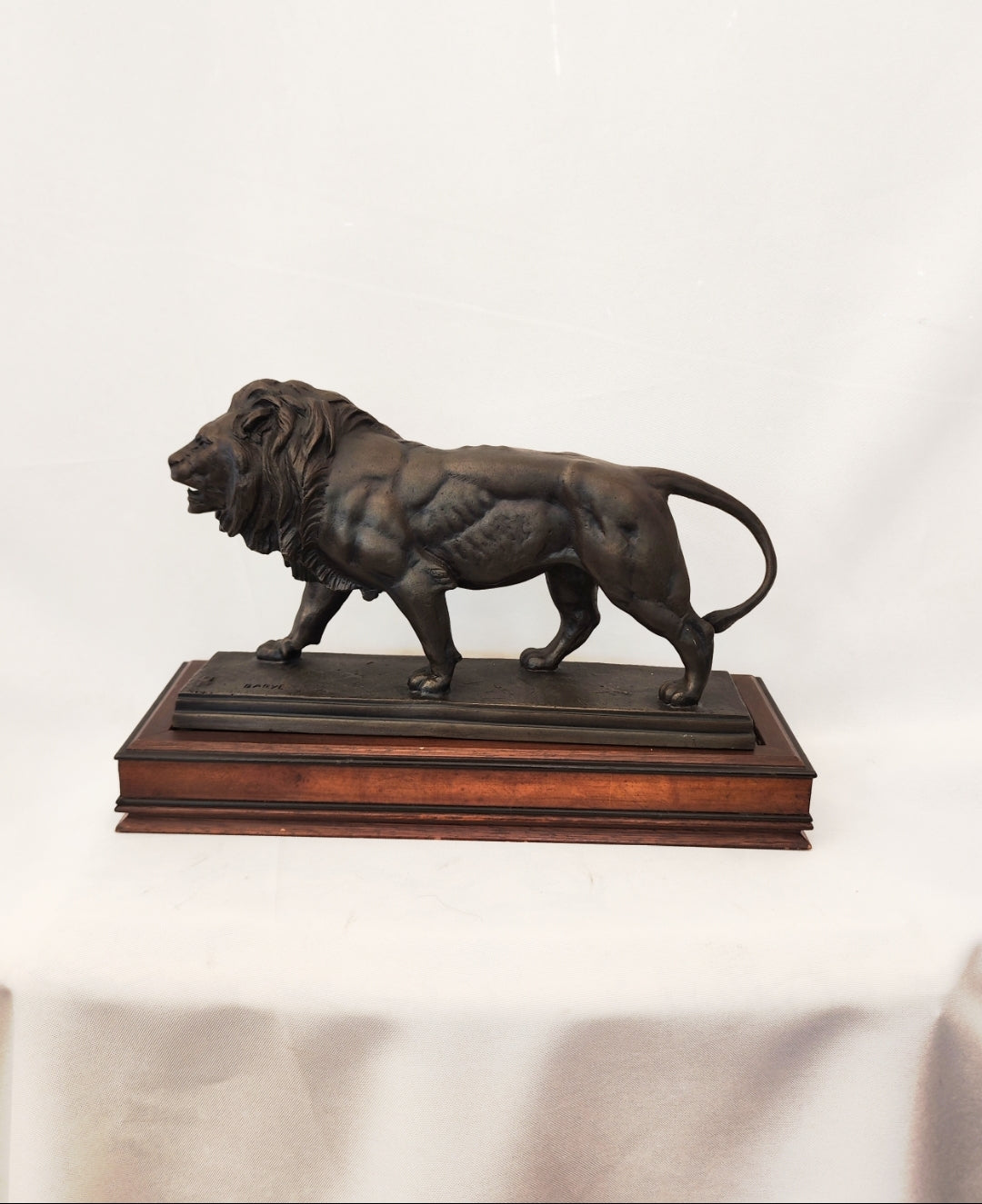 ANTOINE-LOUISE BARYE (FRANCÉS, 1796-1875) &quot;LEÓN QUE MARCHA&quot; Firmada &quot;Barye&quot; en base naturalista
