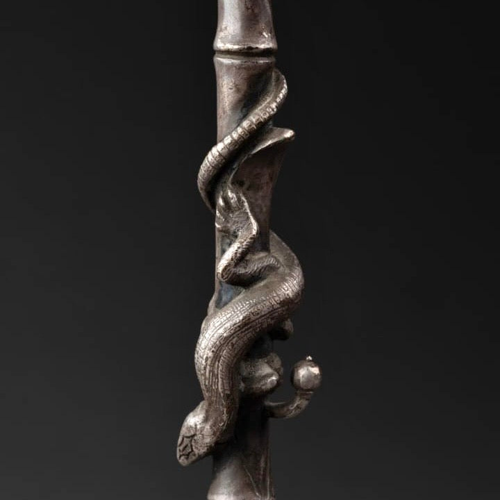 Par de candelabros neo-pompeyanos de bronce ormolu y plata. Francia SXIX