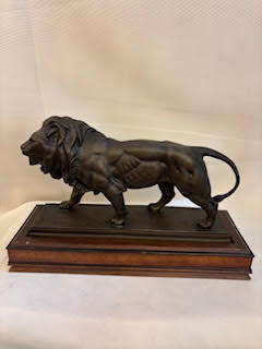 ANTOINE-LOUISE BARYE (FRANCÉS, 1796-1875) &quot;LEÓN QUE MARCHA&quot; Firmada &quot;Barye&quot; en base naturalista